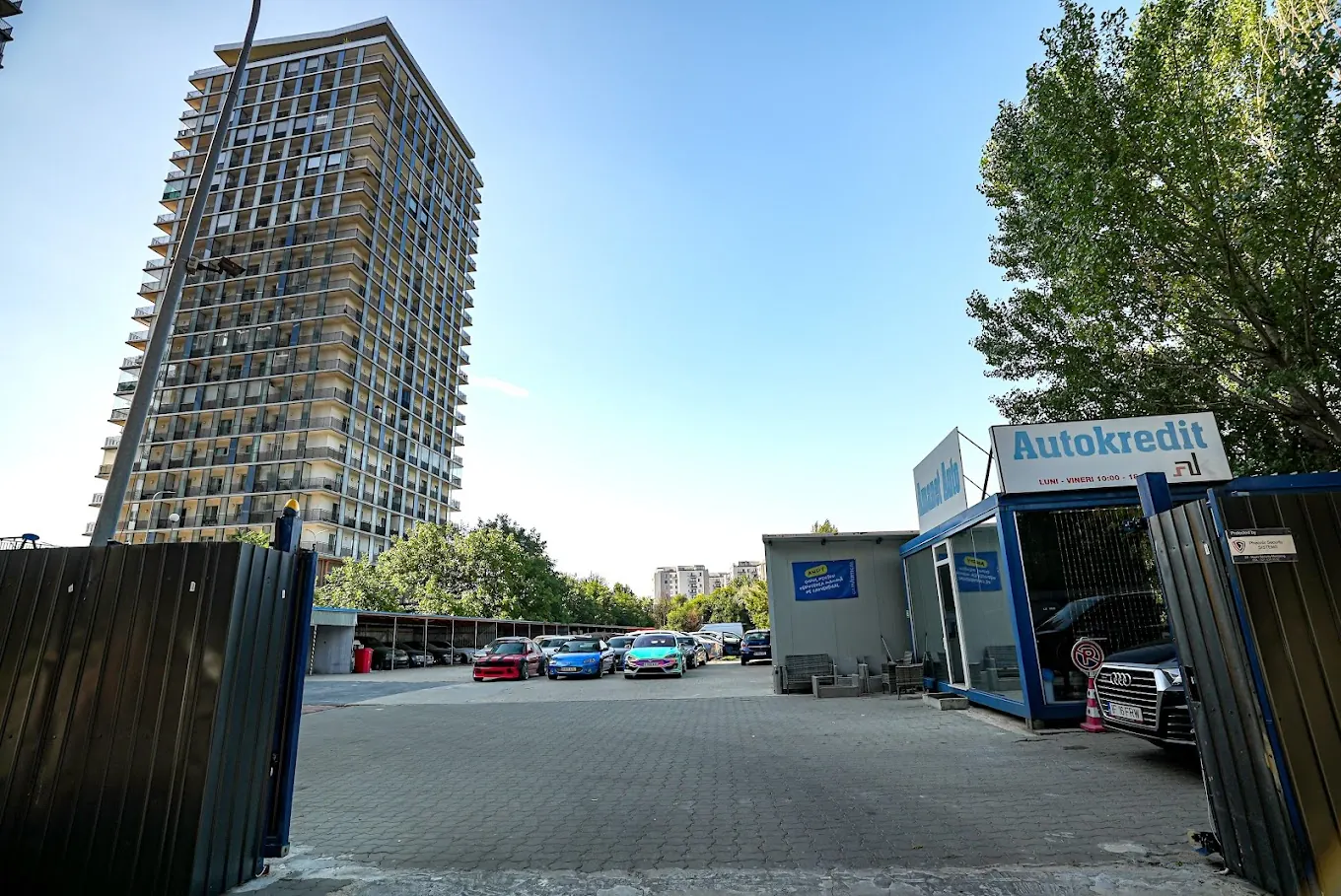 Intrarea în parcarea Autokredit – Amanet Auto, cu panoul albastru, în Strada Glădiței